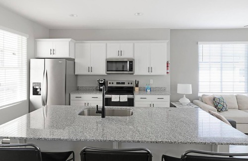 Madison Apartment | Landing | Modern 2BD, Clubhouse, Courtyard