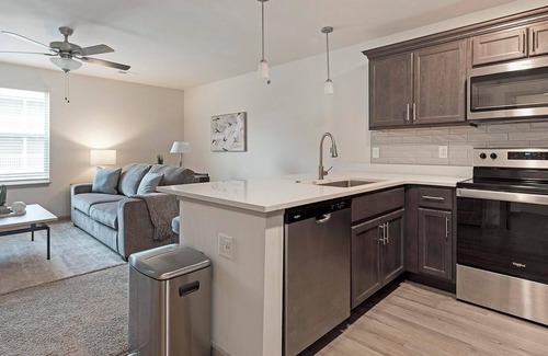 Lyman Apartment | Landing | Modern 2BD, Gym, Pool
