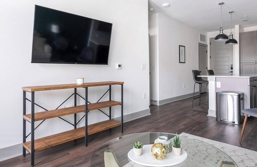 Houston Apartment | Landing | Modern 2BD, Pool, Gym