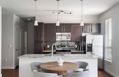 Buda Apartment | Landing | Modern 2BD, Pool, Yoga Studio