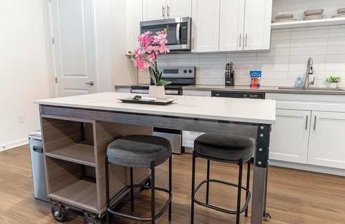 Davenport Apartment | Landing | Modern 3BD, Clubhouse, Gym