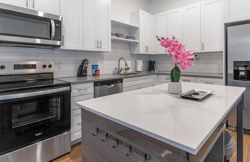 Davenport Apartment | Landing | Modern 3BD, Clubhouse, Gym