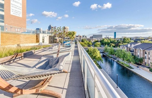 Downtown Indianapolis Apartment | Landing | Modern Studio, Pool