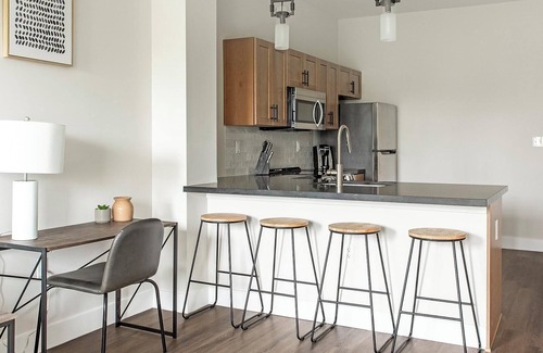 Kensington Apartment | Landing | Spectacular 1BD, Rooftop Lounge