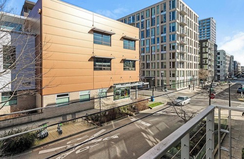 Pearl District Apartment | Landing | Spectacular Studio, Courtyard, Gym