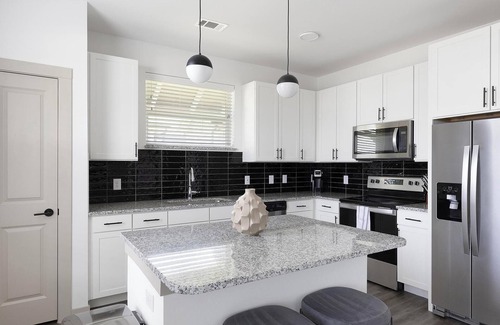 Fort Worth Apartment | Landing | Spectacular 2BD, Yoga Studio, Pool