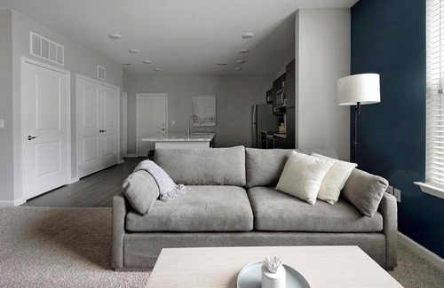 Chesterfield Apartment | Landing | Stunning 1BD, Pool, Gym