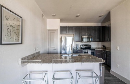 Spring Apartment | Landing | Stunning 1BD, Gym, Pool