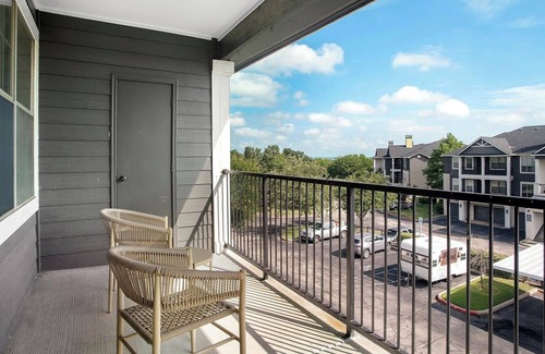 McNeil Apartment | Landing | Stunning 1BD, Gym, Pool