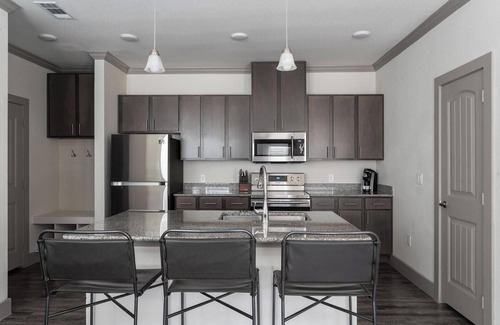 Manor Apartment | Landing | Stunning 1BD, Gym, Courtyard