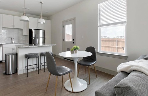 Tarrant County Apartment | Landing | Stunning 1BD, Gym, Clubhouse