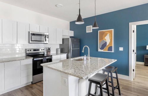 Venus Apartment | Landing | Stunning 2BD, Clubhouse, Gym