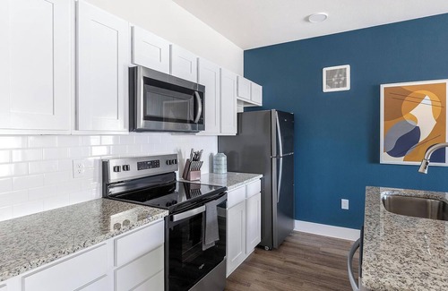 Venus Apartment | Landing | Stunning 2BD, Clubhouse, Gym