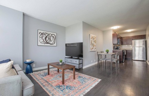 Fort Wayne Apartment | Landing | Stunning Studio, Pool, Gym