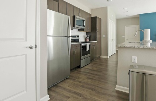 Chesterfield Apartment | Landing | Stylish 1BD, Pool, Gym