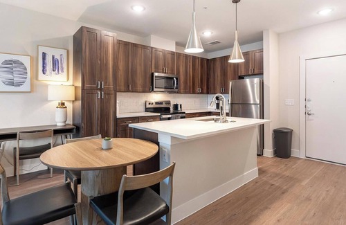Seguin Apartment | Landing | Stylish 1BD, Gym, Pool