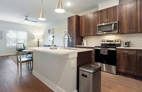 Seguin Apartment | Landing | Stylish 1BD, Gym, Pool