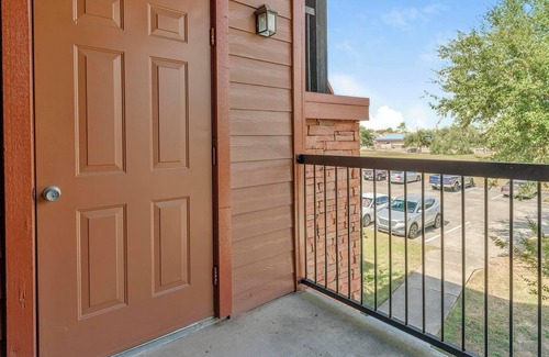Southbelt/Ellington Apartment | Landing | Stylish 1BD, Pool, Game Room