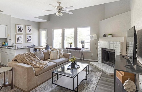Fort Worth Apartment | Landing | Stylish 1BD, Pool, Courtyard