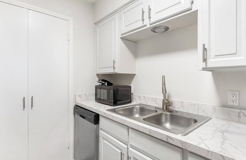 Denton Apartment | Landing | Stylish 2BD, Gym, Pool