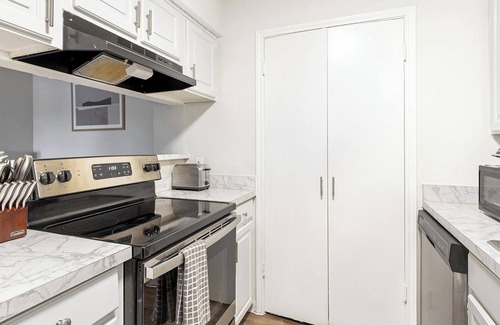 Denton Apartment | Landing | Stylish 2BD, Gym, Pool
