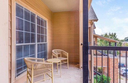 Southbelt/Ellington Apartment | Landing | Stylish 2BD, Gym, Clubhouse