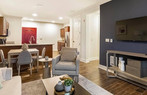 Overland Park Apartment | Landing | Stylish 3BD, Pool, Gym