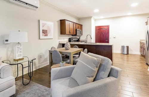 Overland Park Apartment | Landing | Stylish 3BD, Pool, Gym