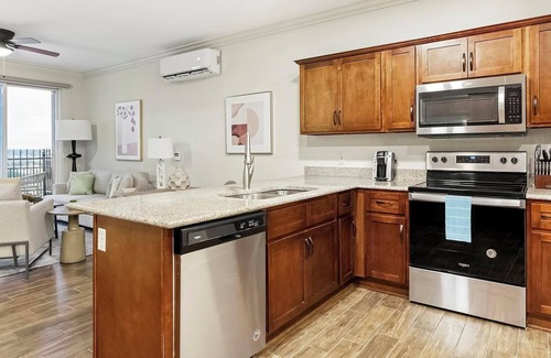 Overland Park Apartment | Landing | Stylish 3BD, Pool, Gym