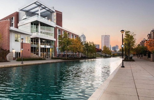 Downtown Indianapolis Apartment | Landing | Stylish Studio, Pool
