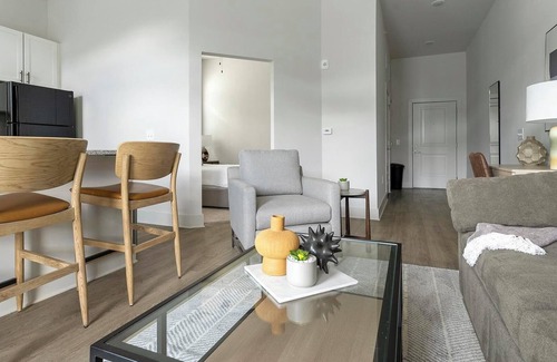 Charlotte Apartment | Landing | Stylish Studio, Pool, Gym