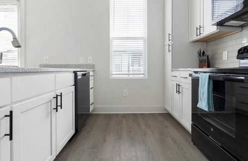 Charlotte Apartment | Landing | Stylish Studio, Pool, Gym