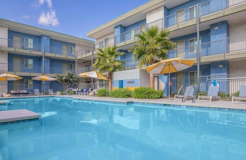 Goodyear Apartment | Landing | Stylish Studio, Game Room, Gym