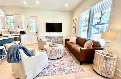 Oxford House | Lane Station - 3 King Suites + Screened Porch!