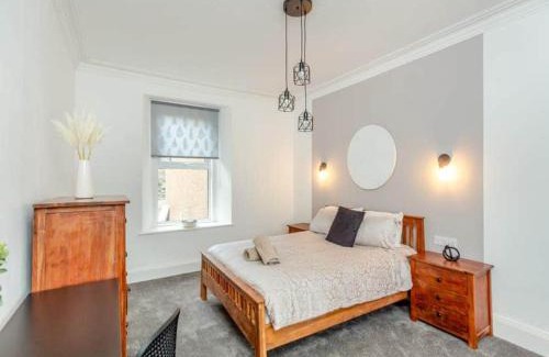 Wick House | LANGLEY LODGE 7 Double Bedrooms with SMART TVs, 6 Bathrooms, Fully Equipped Kitchen, Ample PARKING, Wifi, dishwasher, Garden, GREAT CENTRAL LOCATION Ideal for BUSINESS and TRADES TEAMS For Long Stays contact Langley Cottages & Serviced Apartments VAT reg