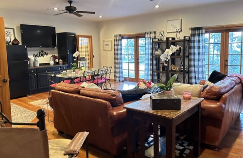 Somers Cabin | Large 1 Bedroom 3 Bed Gated Luxurious Cottage Sleeps 4, Kitchen, Washer & Dryer