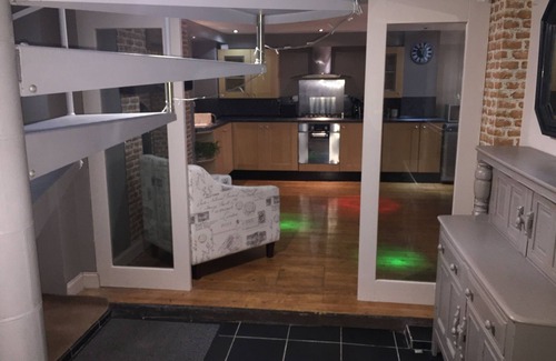 Chesterfield House | Large 2-Bed House Derbyshire off Chatsworth rd