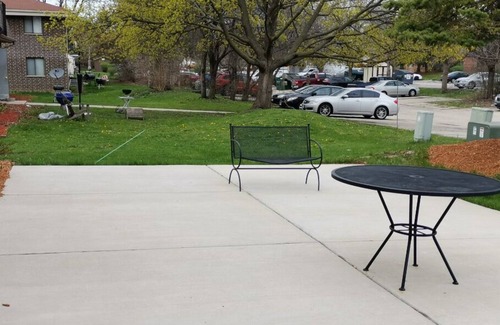 West Allis Apartment | Large 2 bedrooms apartment in West Allis Wisconsin
