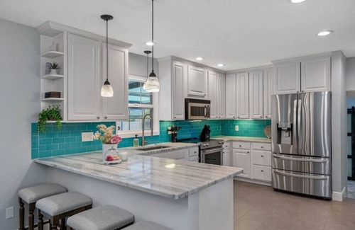Largo House | Large 2 story home with pool mins from the beach