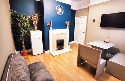 Seisdon House | Large 3 Bed Bungalow - Parking - Garden