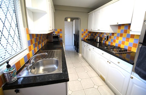 Seisdon House | Large 3 Bed Bungalow - Parking - Garden
