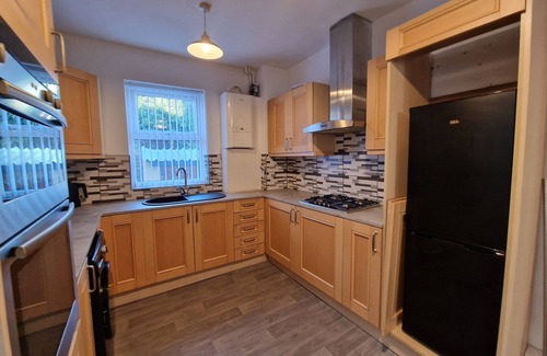 Liverpool House | Large 3 bedroom home by Everton Club & LFC Stadium