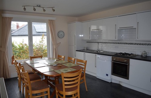 Whitby Apartment | Large 3 bedroomed Apt. sleeps 7 in comfy beds. Plenty of room for two families.