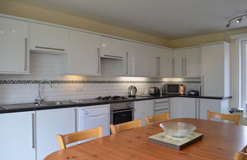 Whitby Apartment | Large 3 bedroomed Apt. sleeps 7 in comfy beds. Plenty of room for two families.