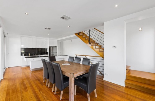 Port Melbourne House | Large 3 level townhome, sleeps 10, 500m to beach