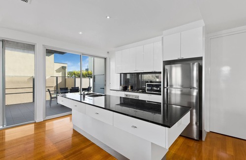 Port Melbourne House | Large 3 level townhome, sleeps 10, 500m to beach
