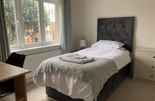 Newark House | Large 4 bed detached house with parking
