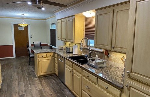 Grand Prairie House | Large 4 Bedroom, 15 mins to Six Flags, Cowboys/Rangers Stadium w/Tesla 220v