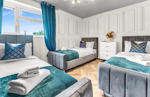 Birmingham House | Large 4 Bedroom House - Sleeps 10 - Birmingham City Centre - Perfect for Work, Families, Groups, Business Travellers & Contractors - FREE PARKING - By 02 Academy, Bullring, Newstreet, Selfridges - SMART TVs in all rooms