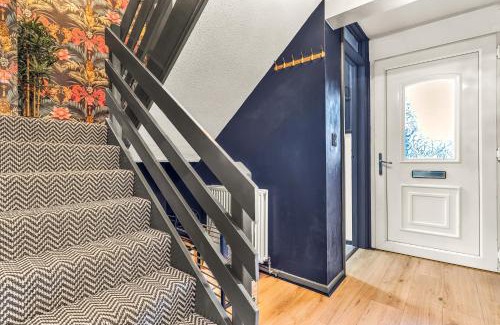 Birmingham House | Large 4 Bedroom House - Sleeps 10 - Birmingham City Centre - Perfect for Work, Families, Groups, Business Travellers & Contractors - FREE PARKING - By 02 Academy, Bullring, Newstreet, Selfridges - SMART TVs in all rooms